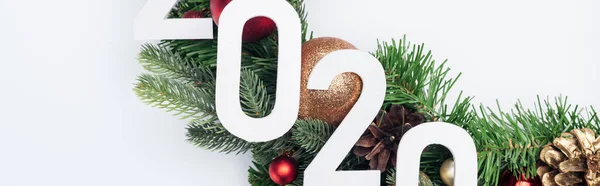 2020年圣诞树花环白色背景全景全景照片 — 图库照片