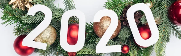 白い背景のクリスマスツリーの花輪の2020年の数字のトップビュー パノラマショット — ストック写真