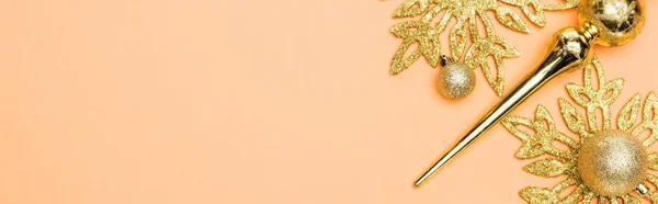 コピースペース パノラマショットとオレンジの背景に黄金のクリスマスの装飾のトップビュー — ストック写真