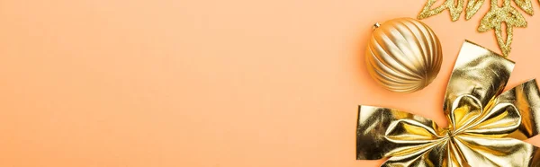 Vista Dall Alto Della Decorazione Natalizia Dorata Sfondo Arancione Con — Foto Stock