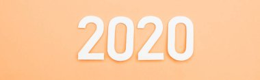 Turuncu arkaplanda beyaz 2020 rakamlarının üst görünümü, panoramik çekim