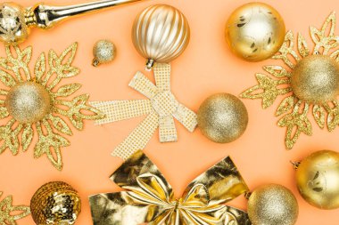 Turuncu arka planda altın noel dekorasyonunun en üst görüntüsü