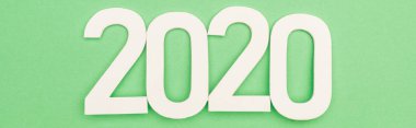 Yeşil arkaplanda beyaz 2020 rakamlarının üst görünümü, panoramik çekim