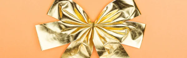 Blick Von Oben Auf Goldglänzende Dekorative Schleife Auf Orangefarbenem Hintergrund — Stockfoto