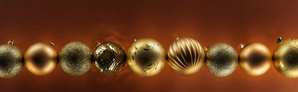 Top View Golden Christmas Baubles Row Dark Background Panoramic Shot — Stock Photo, Image