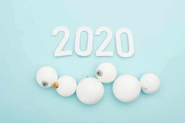 Top View White 2020 Numbers Christmas Baubles Light Blue Background — Stock Photo, Image