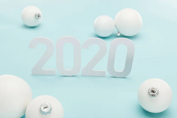 Chiffres 2020 Blancs Près Boules Noël Sur Fond Bleu Clair — Photo