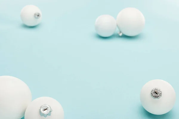 Bolas Navidad Blanco Sobre Fondo Azul Claro Con Espacio Copia — Foto de Stock