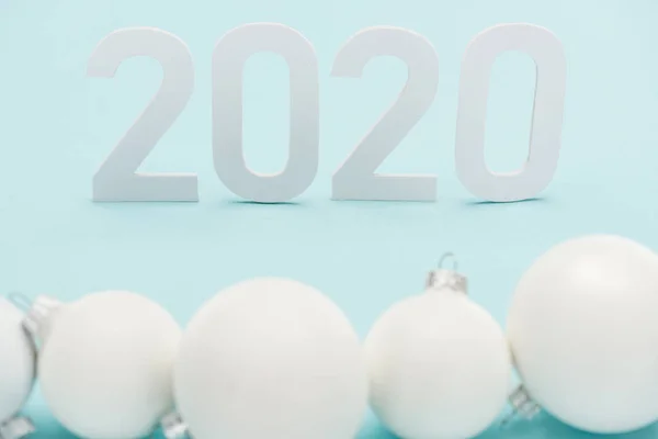 Foco Seletivo Branco 2020 Números Perto Natal Bugigangas Fundo Azul — Fotografia de Stock