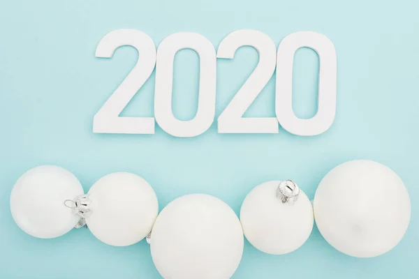 Top View White 2020 Numbers Christmas Baubles Light Blue Background — Stock Photo, Image