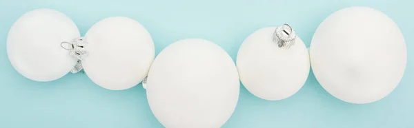 Vue Dessus Des Boules Noël Blanches Sur Fond Bleu Clair — Photo