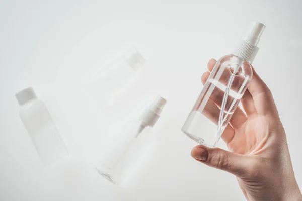 Vista Ritagliata Donna Bottiglia Tenuta Con Liquido Sfondo Bianco — Foto Stock