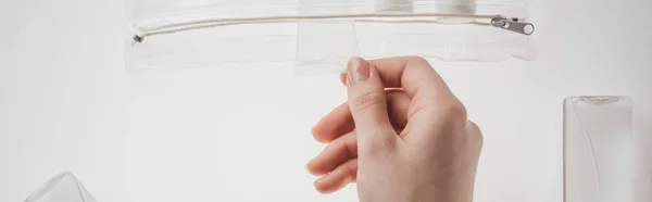 Colpo Panoramico Donna Tubo Tenuta Con Liquido Sfondo Bianco — Foto Stock