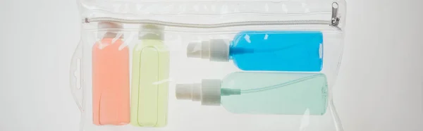 Plano Panorámico Botellas Colores Con Líquidos Bolsa Cosméticos Sobre Fondo — Foto de Stock