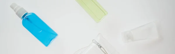 Panoramatický Záběr Kosmetické Tašky Láhve Kapalinami Bílém Pozadí — Stock fotografie