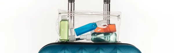 Panoramaaufnahme Der Reisetasche Mit Kosmetiktasche Mit Bunten Flaschen Mit Flüssigkeiten — Stockfoto