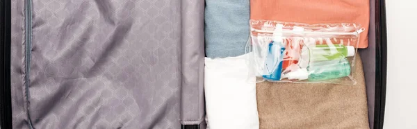 Panoramiczne Ujęcie Torby Podróżnej Ręcznikiem Torebki Kosmetycznej Butelkami Ubraniem — Zdjęcie stockowe