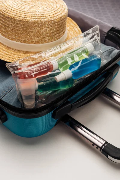 Bolsa Viaje Con Bolsa Cosméticos Con Botellas Ropa Sombrero — Foto de Stock