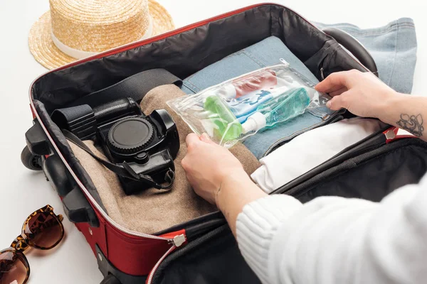 Beskåret Visning Kvinde Pakning Rejsetaske Med Kosmetik Taske Med Farverige - Stock-foto