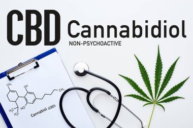 Tıbbi kenevir yaprağının üst görünümü, steteskop yakınındaki cbd molekül resimli pano beyaz zemin üzerinde Cannabidiol harfli