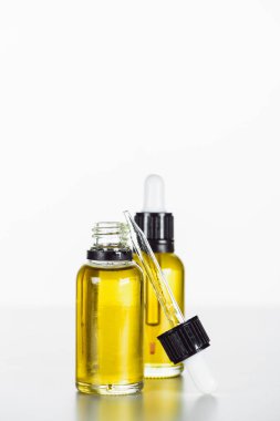 Doğal serum ve pipette şişeleri beyaza izole edilmiş.