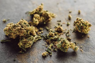 Mermer yüzeydeki tıbbi marihuana tomurcuklarının yakın görüntüsü