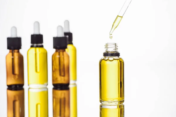 Flessen Pipetten Met Natuurlijk Serum Het Oppervlak Met Reflectie Geïsoleerd — Stockfoto