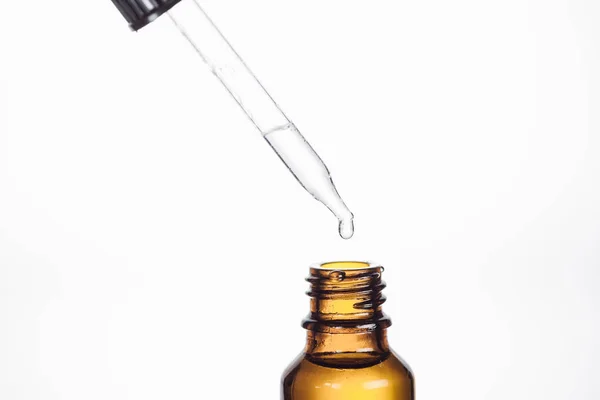 Druppelaar Met Natuurlijk Serum Buurt Fles Geïsoleerd Wit — Stockfoto