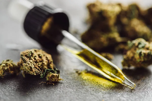 Närbild Medicinska Marijuana Knoppar Och Dropper Med Hampa Olja Stenytan — Stockfoto