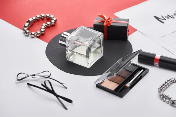 Selectieve Focus Van Parfum Oogschaduw Cadeau Lippenstift Armbanden Polshorloge Gezichtspoeder — Stockfoto