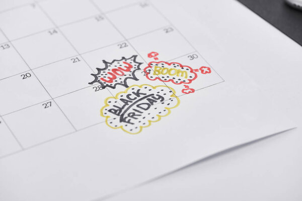 избирательный фокус календаря с надписью черная пятница, вау, бум
 