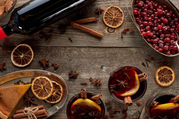 Draufsicht Auf Kuchenstück Flasche Und Rot Gewürzten Glühwein Mit Beeren — Stockfoto