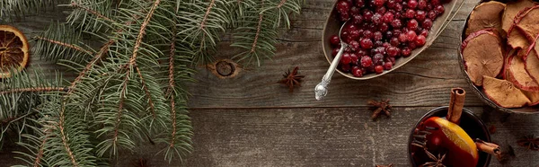 Ovanifrån Rött Kryddat Glögg Med Bär Anis Apelsinskivor Och Kanel — Stockfoto