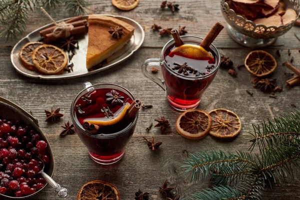 Roter Glühwein Neben Tannenzweig Kuchen Beeren Und Gewürzen Auf Rustikalem — Stockfoto