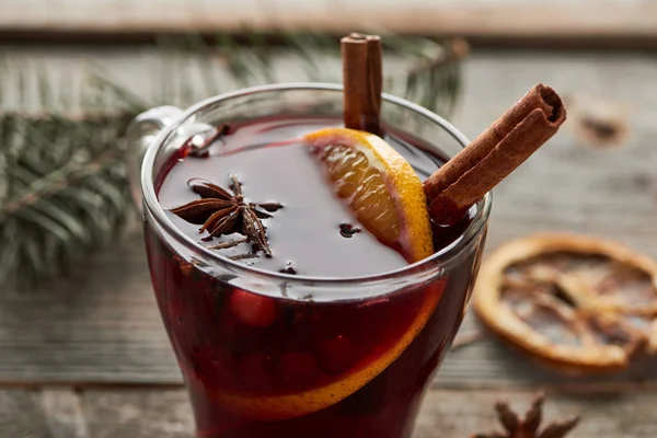 Vista Perto Vinho Tinto Temperado Mulled Com Bagas Anis Fatia — Fotografia de Stock