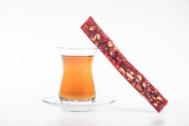 Beyaz panoramik kareye izole edilmiş fındıklı tatlı Türk lokumu ve çay.