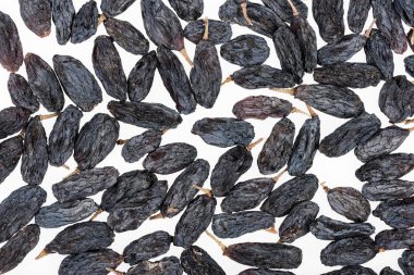 Beyaz üzerine izole edilmiş siyah üzümlerin üst görünümü