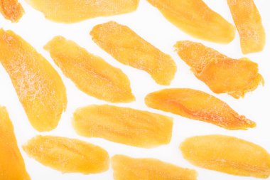 Beyaz üzerinde izole edilmiş kurutulmuş mango dilimlerinin yakın görüntüsü