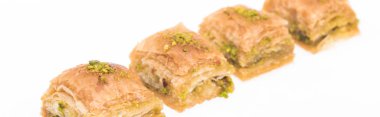 Beyaz panoramik kareye ayrılmış fındıklı geleneksel Türk balı baklavası.