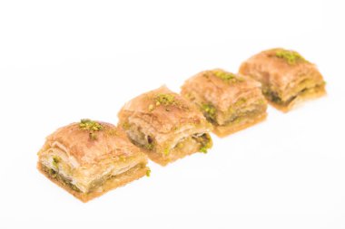 Beyaz fındıklı geleneksel Türk bal baklavası.