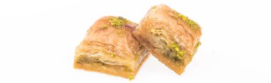 Beyaz panoramik kareye ayrılmış fındıklı geleneksel Türk balı baklavası.
