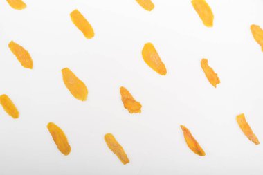 Beyaz üzerinde izole edilmiş kuru mango dilimlerinin üst görünümü