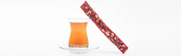 Сладкий Турецкий Восторг Орехами Чай Изолированы Белый Панорамный Снимок — стоковое фото