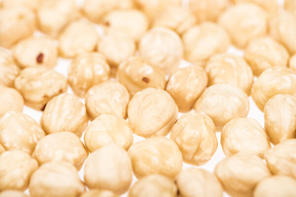 Крупный план ореховой пашни, изолированной на белом
