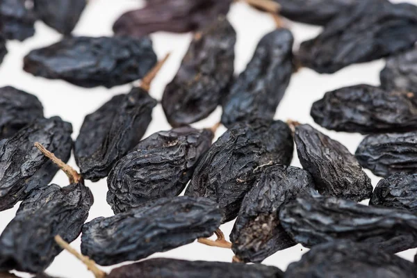 Vue Rapprochée Des Raisins Noirs Isolés Sur Blanc — Photo