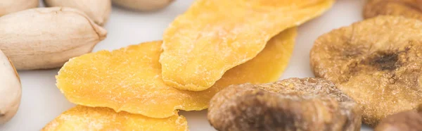 Vista Ravvicinata Pistacchi Mango Essiccato Fichi Isolati Colpo Bianco Panoramico — Foto Stock