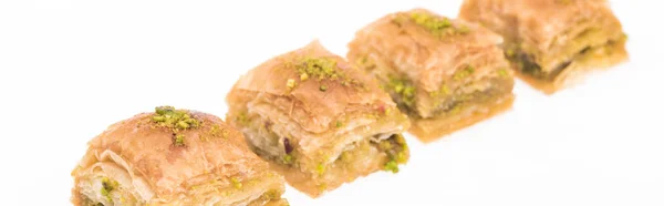 Tradicional Baklava Mel Turco Com Nozes Isoladas Branco Tiro Panorâmico — Fotografia de Stock