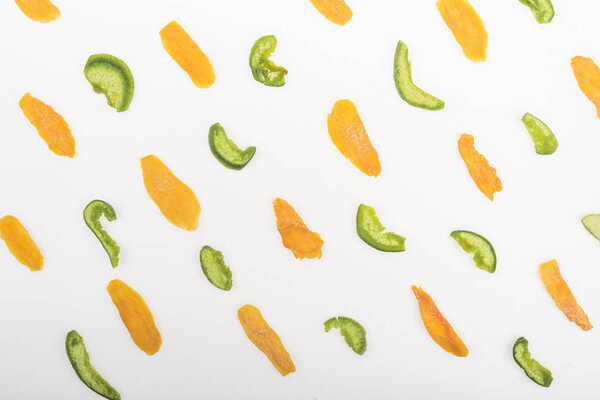 вид сверху на разнообразные сухофрукты и конфеты, изолированные на белом
