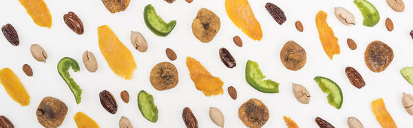 вид сверху на вкусные сорта орехов, сухофруктов и засахаренных фруктов, выделенных на белом, панорамный снимок
