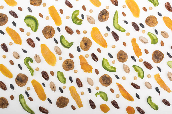 вид сверху на разнообразные орехи, сухофрукты и конфеты, изолированные на белом
